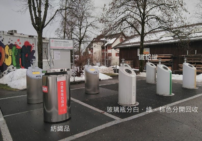 紡織品、玻、鐵鋁罐由不同回收公司負責,回收筒開口較小可以預防非法傾倒家用垃圾。戴雅婷攝影。