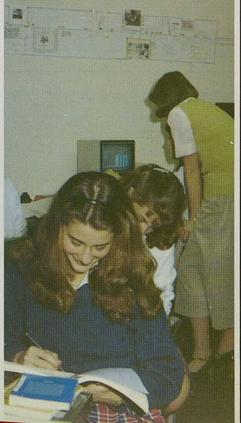 梅琳達學生時期照片。