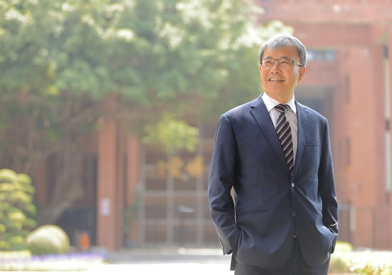 國立中山大學校長 鄭英耀。