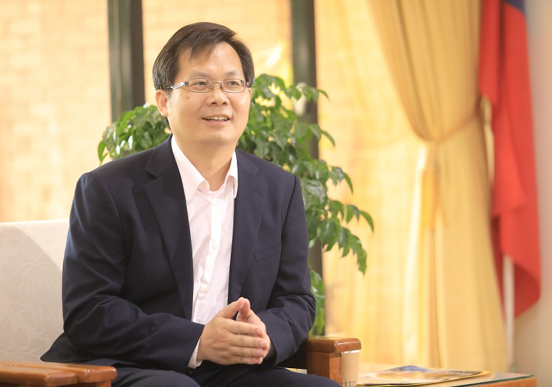 國立中山大學化學系教授兼系主任 李志聰。