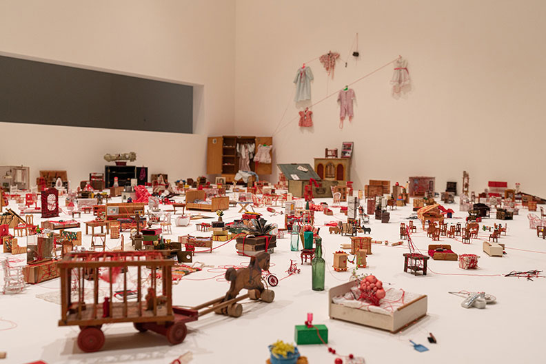 塩田千春,《繫著微小記憶》,2019/2021,複合媒材,尺寸依空間而定。取自臺北市立美術館。