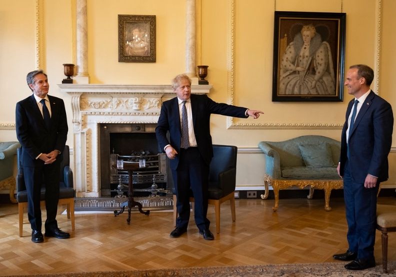 左為美國國務卿布林肯(Antony Blinken)。中間為英國首相強森(Boris Johnson)。右為英國外交大臣拉布(Dominic Raab)。取自G7UK推特。
