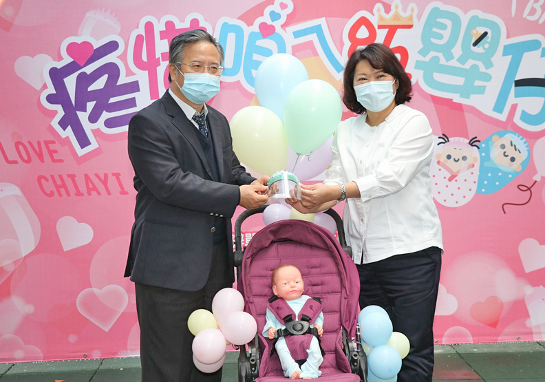 嘉義基督醫院捐贈嬰幼兒防護面罩,嘉義市政府提供。