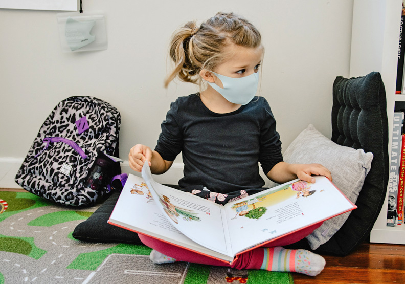 兒童口罩適合1歲以上的孩子,Unsplash by Kelly Sikkema。