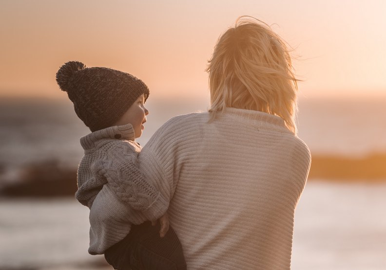 專家強調，當媽媽別把自己逼到極限。pexels