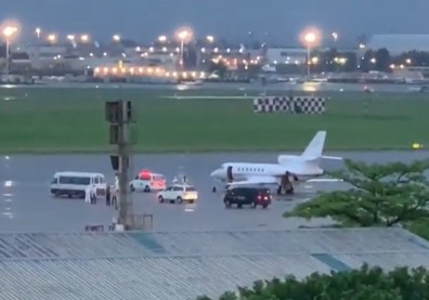 印度醫療包機抵台！2駐印台籍官員火速送醫，1人重症