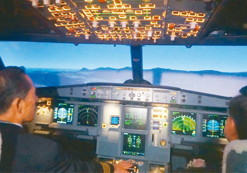 圖／昨新增確診機師曾與案1153進行模擬飛行訓練，場地如一般機艙駕駛區，訓練過程近距離接觸，長達一個多小時。圖為模擬駕駛機艙示意圖。聯合新聞網提供