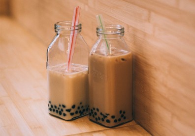 喝茶好，還是鮮奶茶？手搖飲熱量、成分圖解比一比