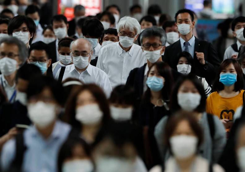 日本的疫情目前也不樂觀，過去兩週平均單日確診數高達5100人。japantimes