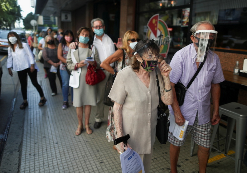 阿根廷正面臨疫情第三波的高峰。Agencies