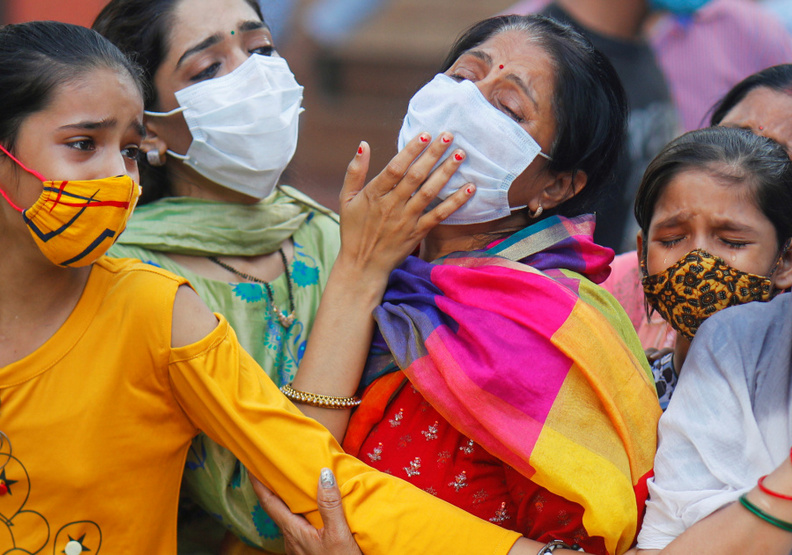 面對失去親人的哀痛,印度婦人哭斷腸。icj