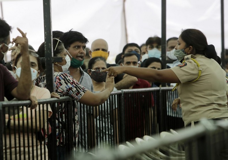 印度許多人目前的情緒也很火爆,脫下口罩吵架的事情不斷發生。usatoday