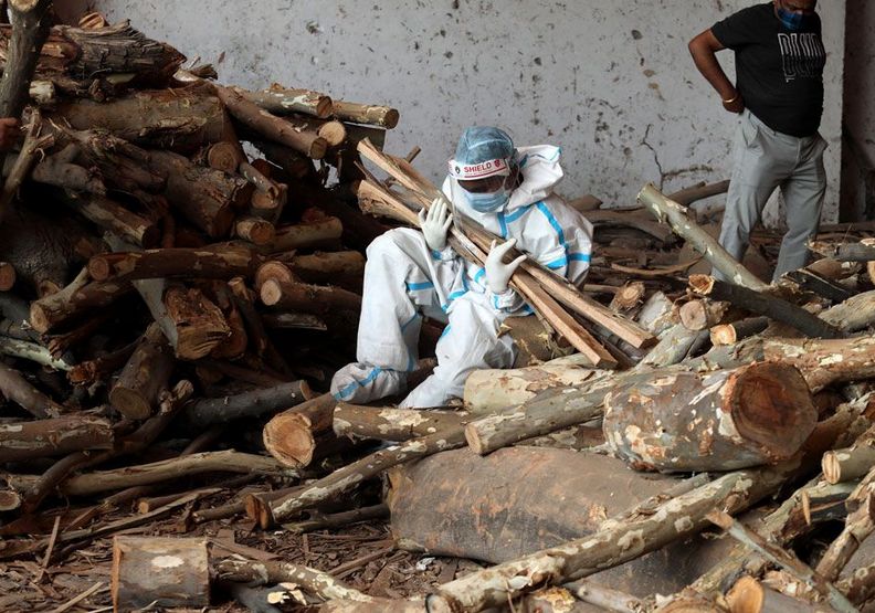 火葬場的工作人員搬木材搬到累倒,令人鼻酸。bbc