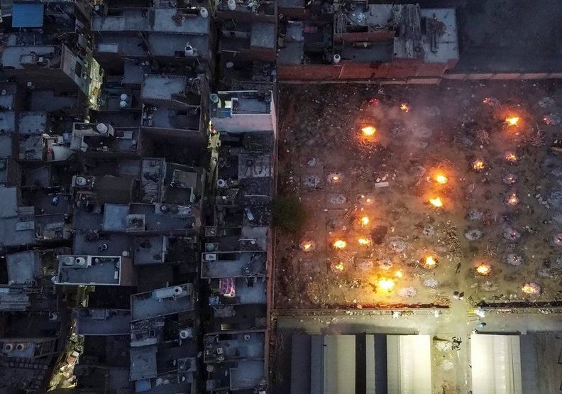 焚毀屍體的火葬場就緊鄰住宅區,不難想見居民有多麼惶恐。bbc