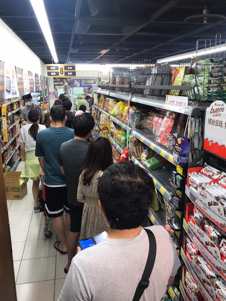 賣場排隊形成另類群聚風險。魯皓平攝影