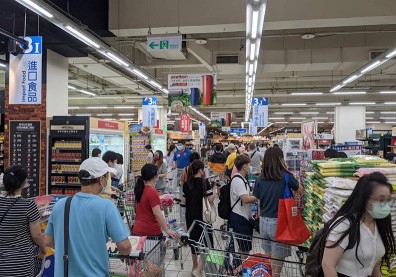 「貨都搬空了！」雙北升警戒，人潮湧向賣場搶購物資