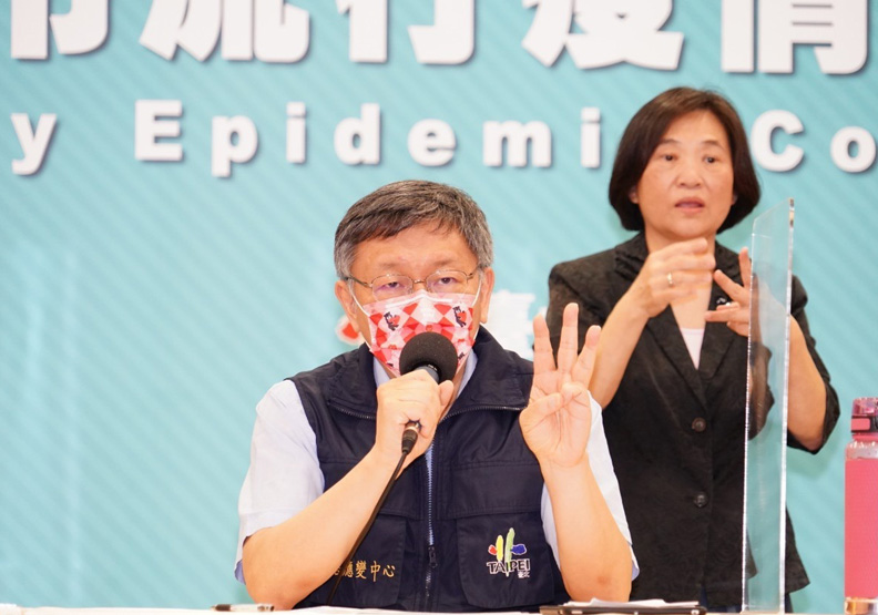 雙北市高三、國九生不用到校,柯文哲呼籲民眾待在家。台北市政府提供。