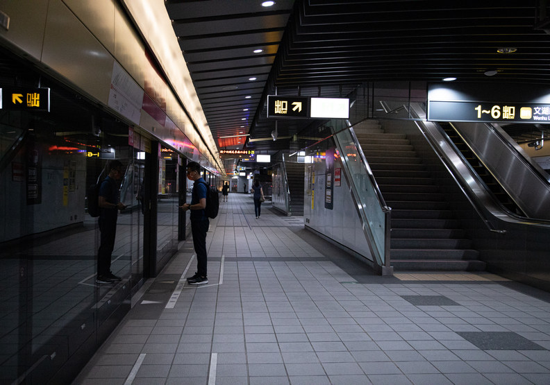 為了避免群聚,許多人都避開搭乘大眾運輸。池孟諭攝