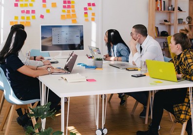 你是否陷入「太自我」的思考模式？創意思考大師傳授「六頂思考帽」超效能思考術