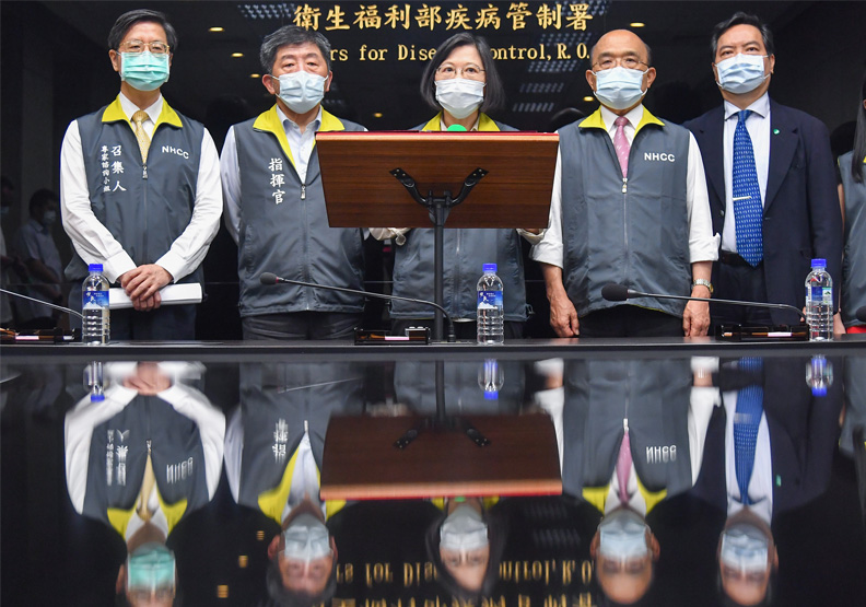 總統蔡英文今天上午赴中央疫情指揮中心視察。中央流行疫情指揮中心提供