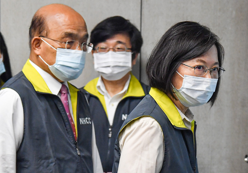 圖／總統蔡英文（右）、行政院長蘇貞昌（左）。中央流行疫情指揮中心提供