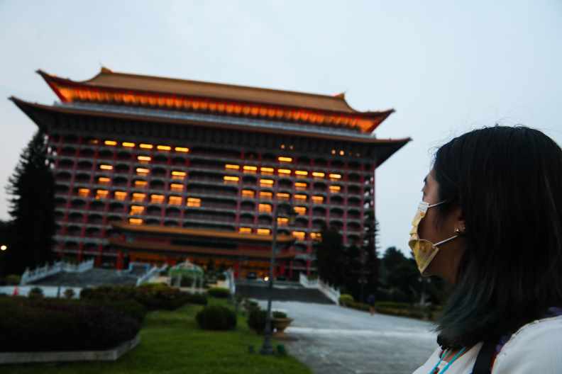 賴珩佳疫情期間仿效台灣飯店業者點燈,也在印尼成為話題。圖為台灣圓山大飯店的「平安」點燈。蘇義傑攝