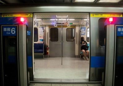 新冠病例激增！台灣從「半封城」到「封城」倒數關鍵14天？