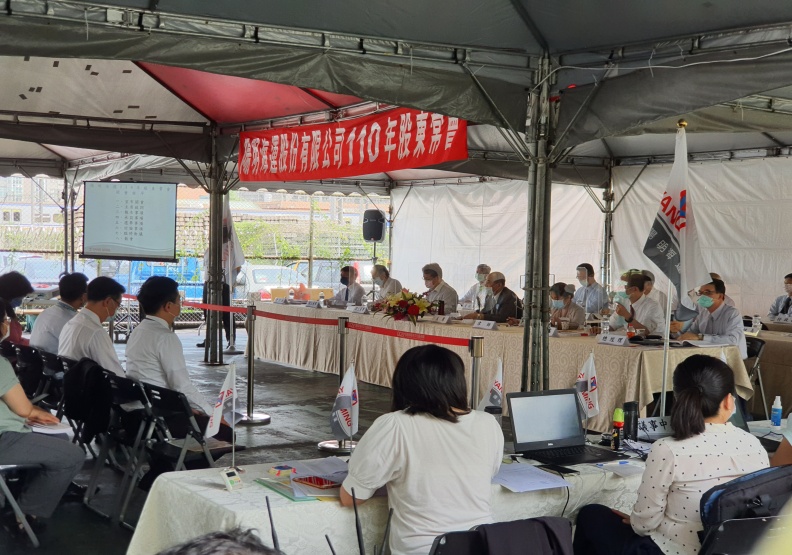 趕在疫情升為三級警戒之前，陽明海運首次移師籃球場辦股東會。王昱翔攝影