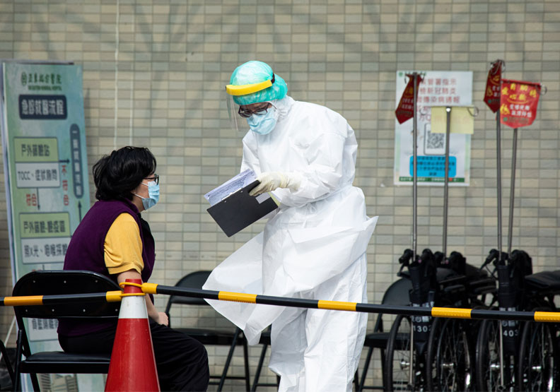 醫院為了防疫設下重重關卡,卻也影響了醫病之間長久以來的信任關係。遠見池孟諭攝影