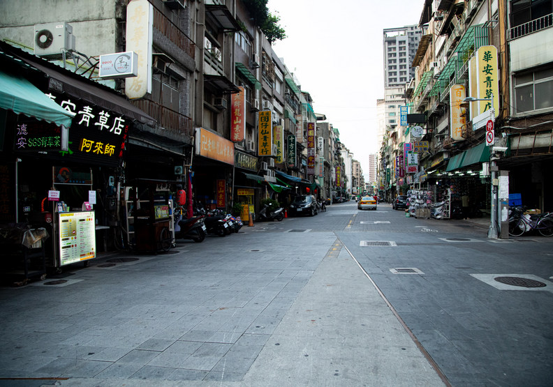 原本熱鬧的青草街，幾乎沒有店家敢開門。池孟諭攝
