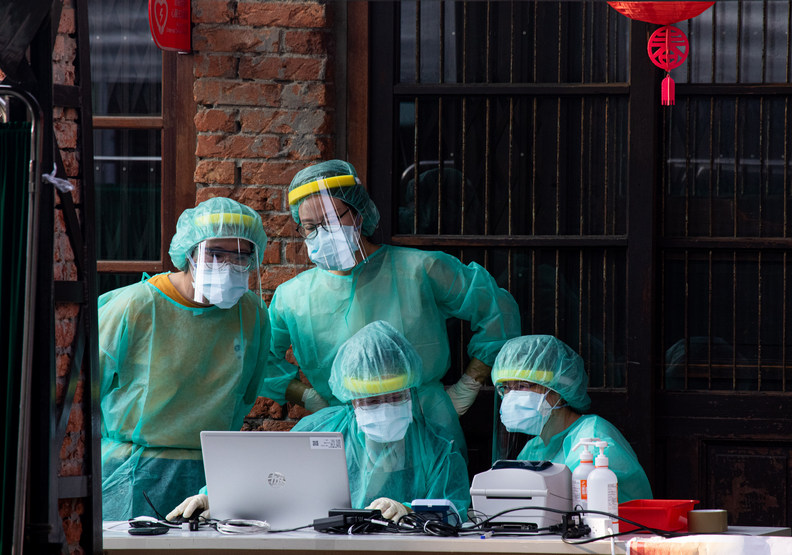 快篩站中辛勤的醫護人員。池孟諭攝