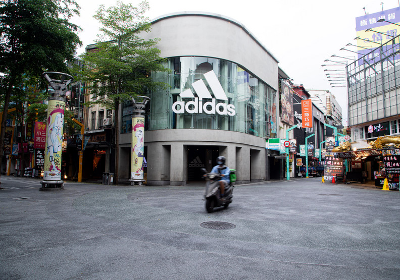西門町完全沒有任何逛街的人潮，店家也非常無奈。池孟諭攝