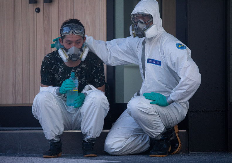 防疫人員消毒的後稍微歇息模樣，令人心疼。池孟諭攝