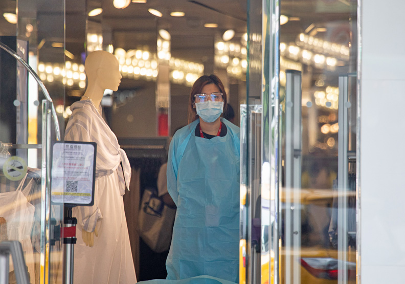 台北市三級警戒後,服飾店已不見逛街人潮。池孟諭攝影。