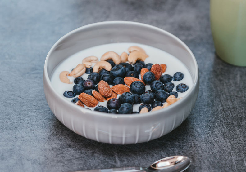 優格也有著可入菜,像是拌沙拉的優勢,在下午時刻肚子餓時,搭配新鮮水果更是健康下午茶的好食材!Unsplash by Julian Hochgesang