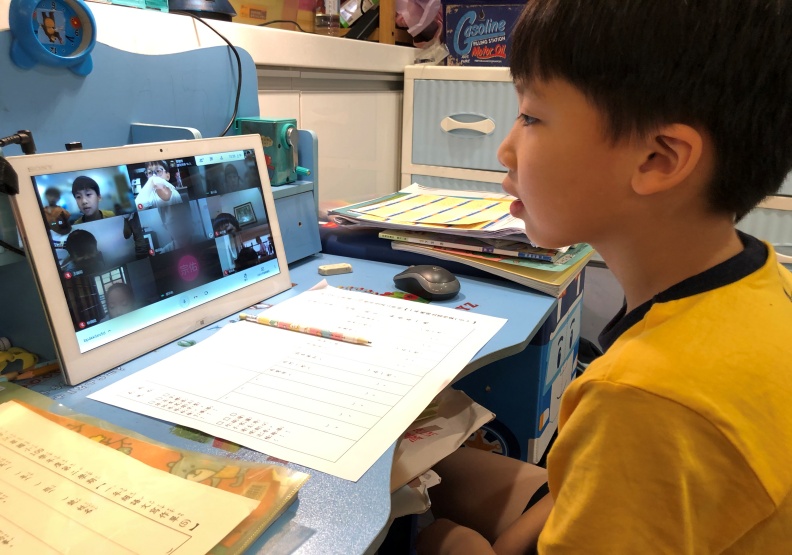 全台停課不停學,許多孩子利用視訊軟體在家遠距上課。林讓均攝影