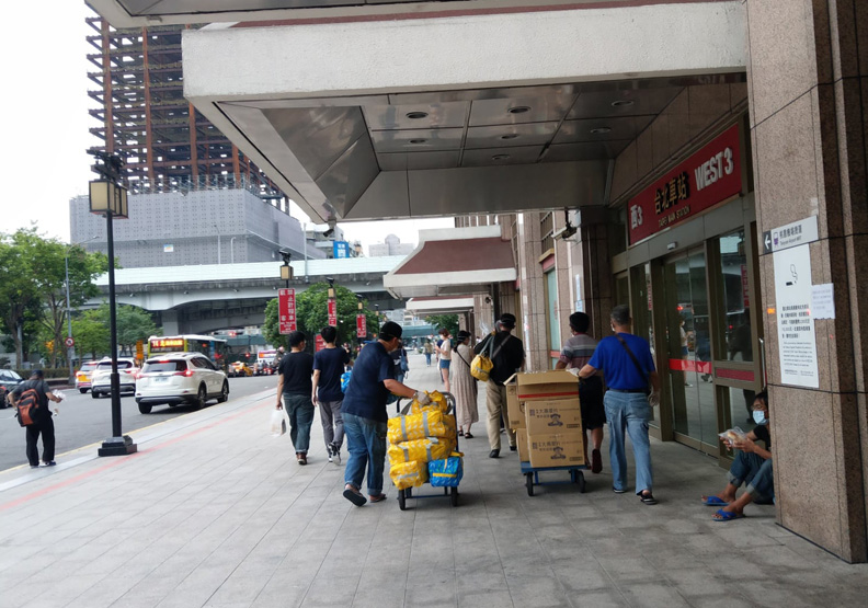 NGO組織發送物資包給台北車站的街友,林立青提供。