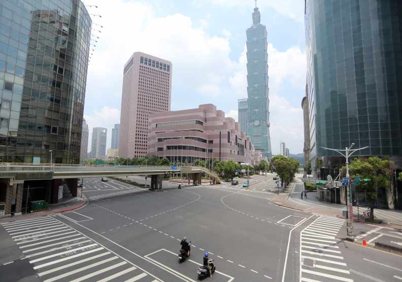 疫情緊繃，台灣進入自主封城下的首個週末，台北信義區街頭冷清。張智傑攝