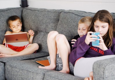 防疫期間用「螢幕保母」安撫孩子？研究：恐換來終生負面影響