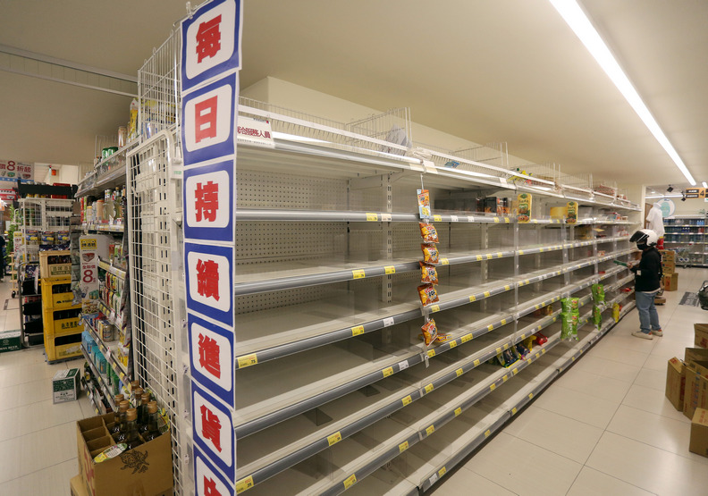 瘋搶物資的同時,可能就是買了大量吃不完的商品。張智傑攝