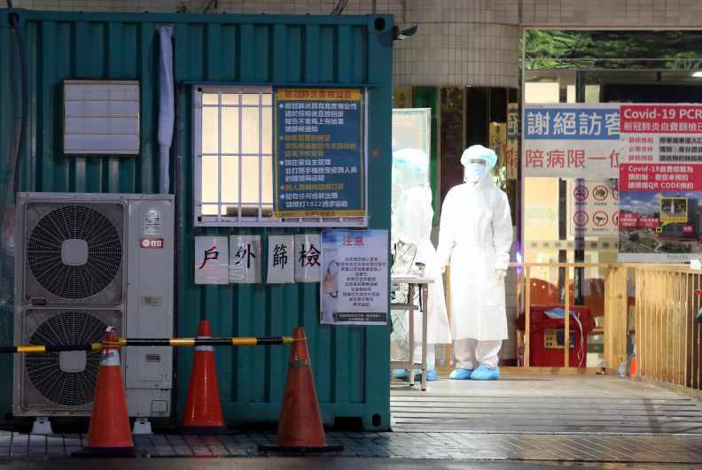 在本土疫情蔓延下,亞東醫院暴發創院以來最嚴重的院內感染事件,總計27位病人、陪病者和醫護染疫。張智傑攝
