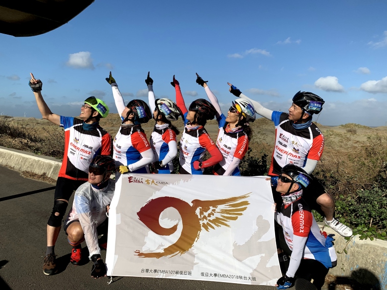 臺大EMBA透過多元豐富的「課外活動」，活化台旦班與台北班同學間的人脈連結。