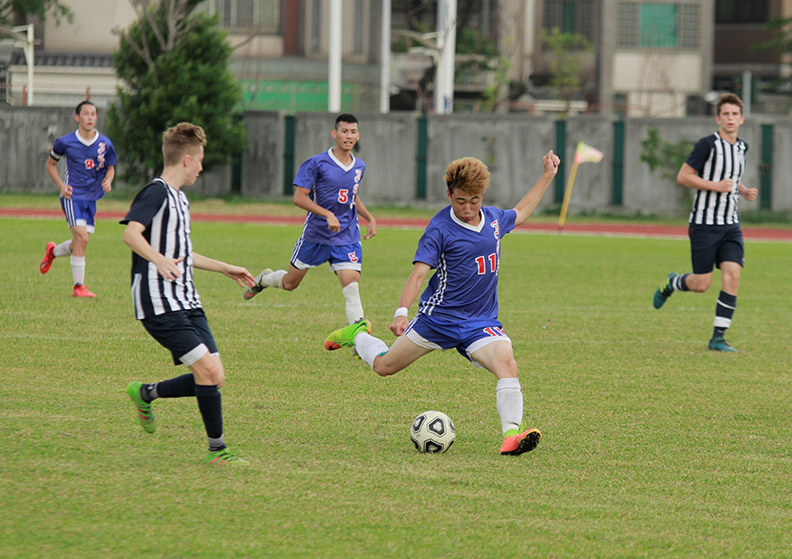 社團時間學生活力充沛地在足球場上競逐,充分感受到創新、活力、朝氣蓬勃的校園氣氛。