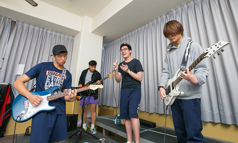 ICA每天下午都有社團時間,從靜態到動態,應有盡有(圖為搖滾樂團社團練習)。