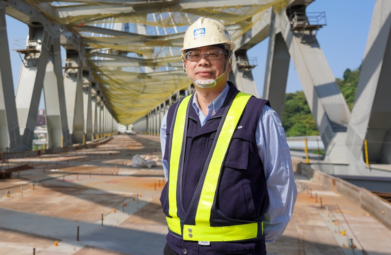 負責安坑輕軌鋼構工程的新亞鋼構所的方奕燊所長,帶領團隊完成國內最長跨徑軌道橋,在軌道橋梁建構上創許多國內先例。