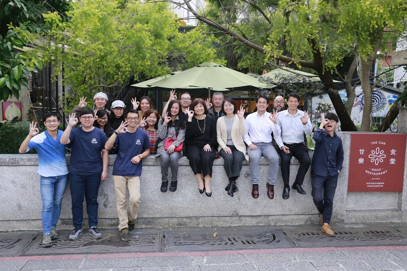 陳美伶與新北創生夥伴一同開心合影/取自《美伶姐的台灣地方創生故事》。