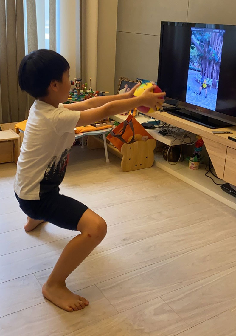 防疫期間利用家中空間,邊遊戲邊做操。董氏基金會心理衛生中心提供