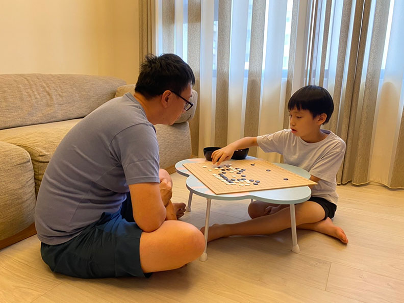 把握因防疫不外出增加的親子互動時間。董氏基金會心理衛生中心提供