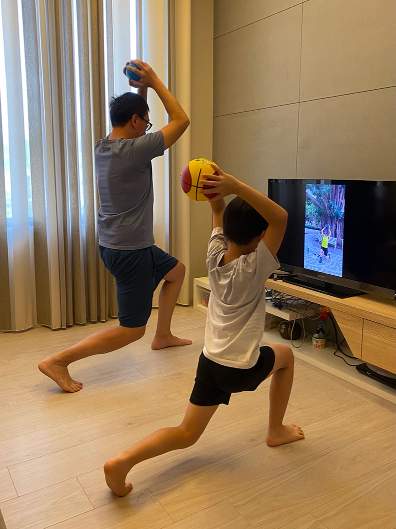 親子互相鼓勵一同做伸展操。董氏基金會心理衛生中心提供