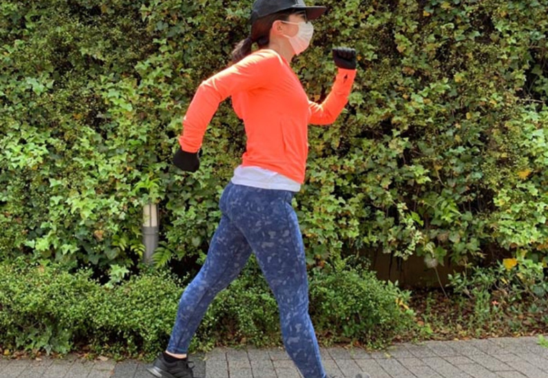 在保持安全社交距離的前提下,也可以適度在住家附近散散步。